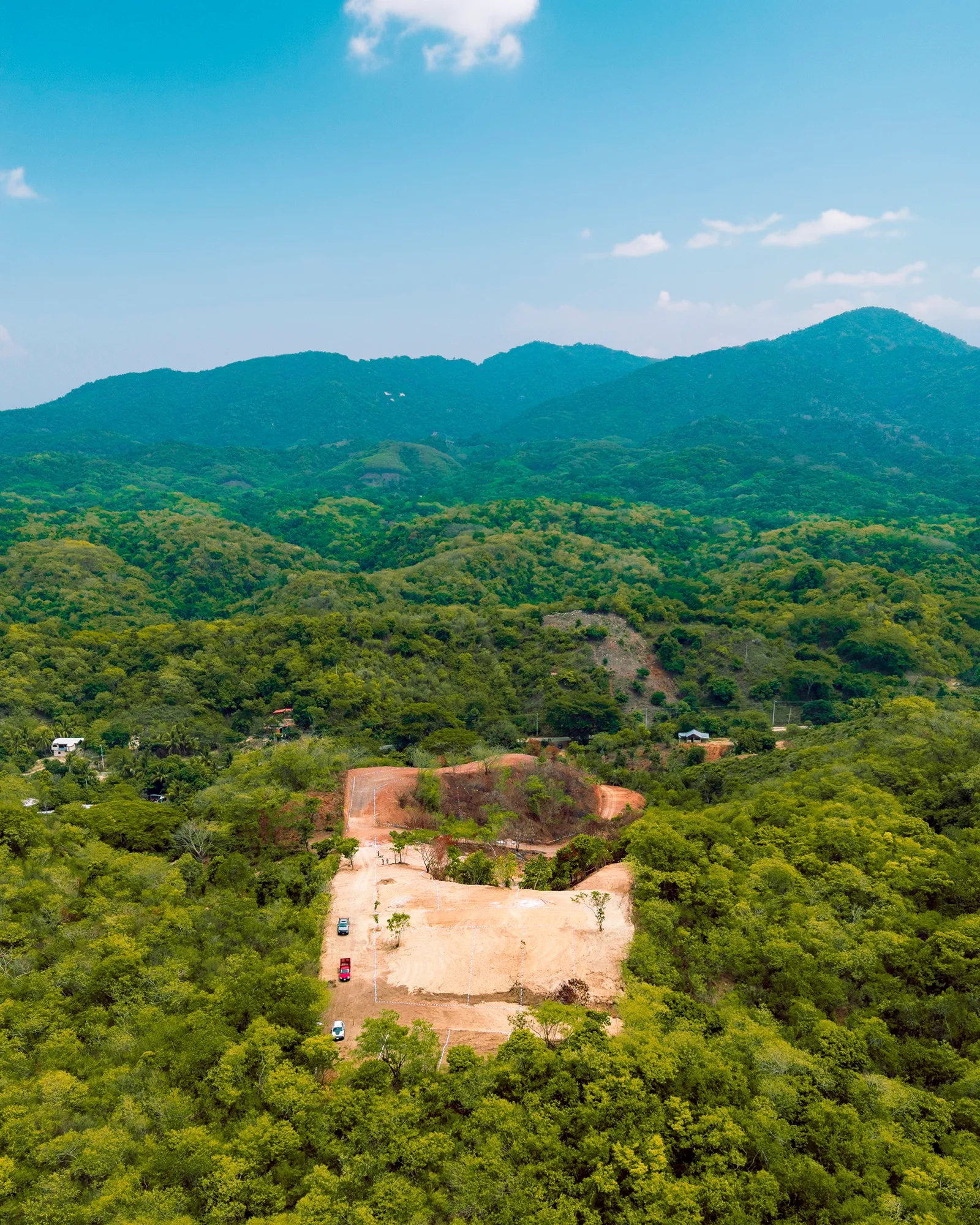 Vista aérea de un terreno plano de tierra rodeado de vegetación