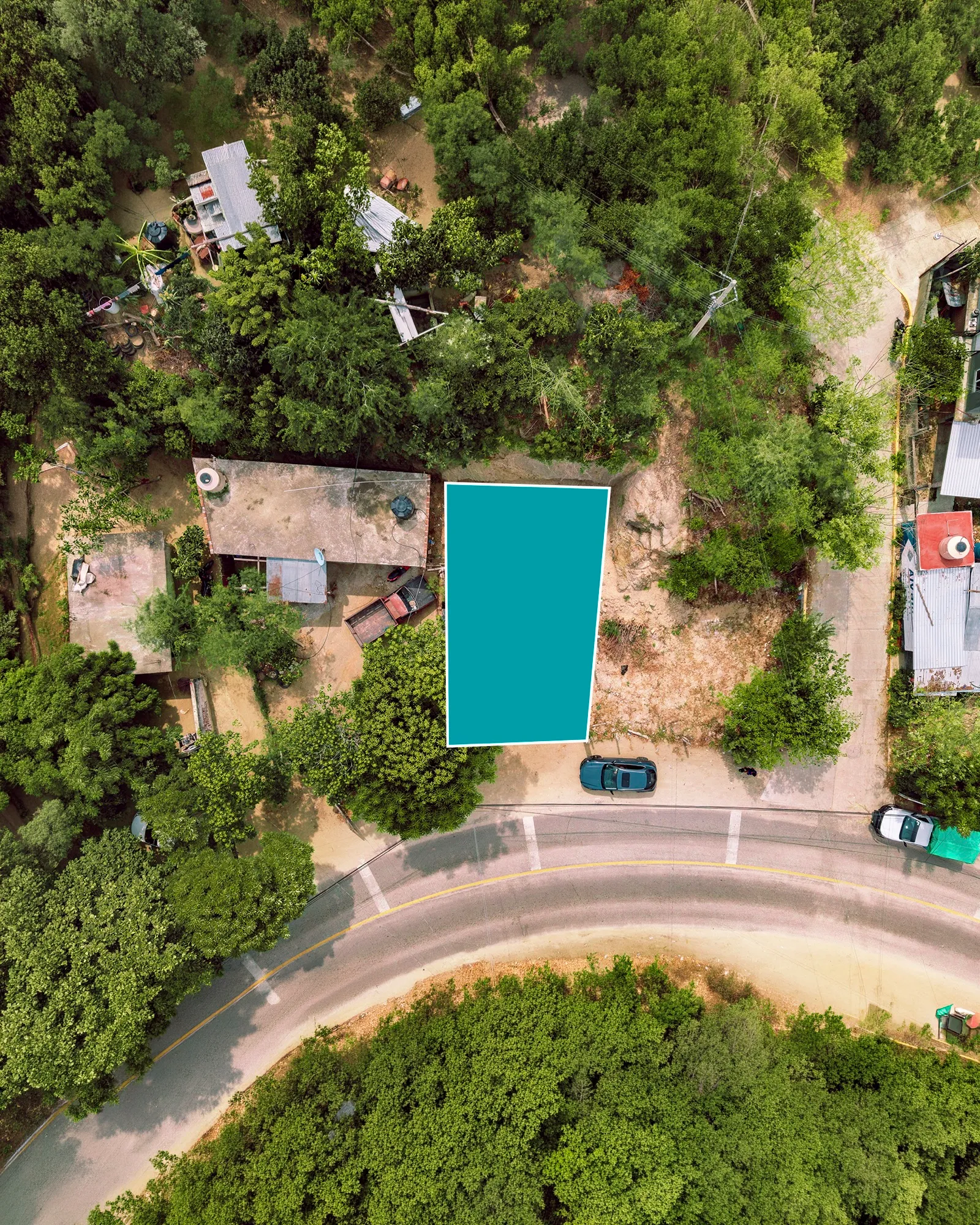 Vista desde arriba de un terreno marcado junto a una curva de la calle
